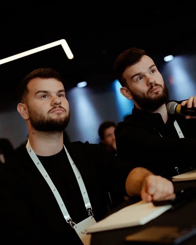 Giovanni e Victor Dotti em evento da Kiwify