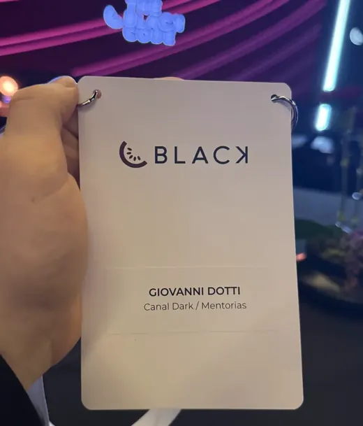 Crachá do Kiwify BLACK com o nome de Giovanni Dotti e a área Canal Dark / Mentorias