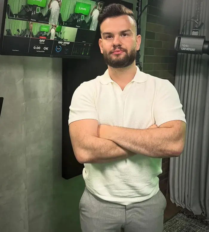 Giovanni Dotti no estúdio da Kiwify, no dia da gravação do Kiwicast